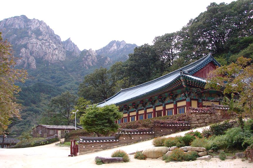 Sinheungsa temple buildings with the granite peaks of Seoraksan rising behind them.
